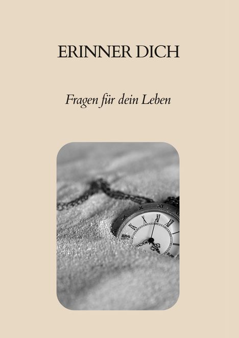 Text: "ERINNER DICH - Fragen für dein Leben." Ein schwarz-weißes Foto einer Taschenuhr im Sand.