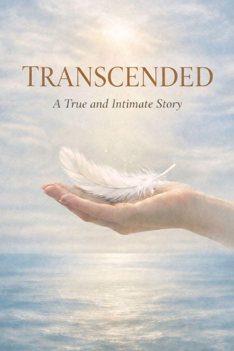 „TRANSCENDED - A True and Intimate Story“ steht über einer Hand mit Feder vor sonnigem Himmel und Meer.