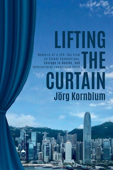 Text: „Lifting the Curtain. Jörg Kornblum“. Stadtansicht mit Wolkenkratzer und blauem Vorhang links.