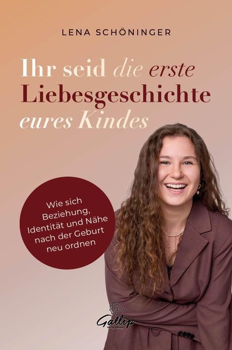 "Ihr seid die erste Liebesgeschichte eures Kindes." Frau lächelt, trägt braunen Blazer. Roter Kreis mit Text: "Wie sich Beziehung, Identität und Nähe nach der Geburt neu ordnen." Logo unten.