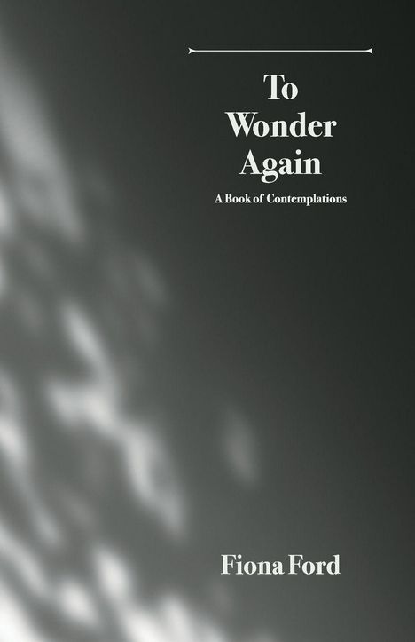 „To Wonder Again: A Book of Contemplations“ von Fiona Ford. Dunkler Hintergrund mit sanften Lichtreflexionen.