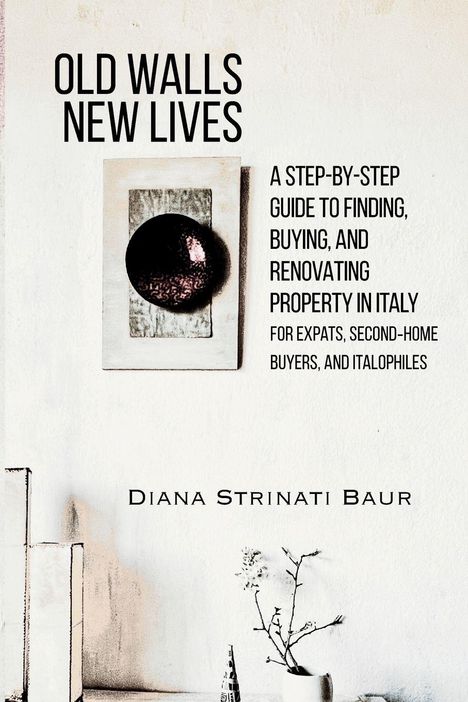 Text: "Old Walls New Lives: A Step-by-Step Guide to Finding, Buying, and Renovating Property in Italy..."  
Darunter ein minimalistisches Design mit einem Tisch, darauf Vasen und ein Zweig.