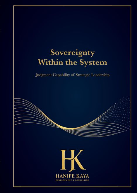 "Sovereignty Within the System. Judgment Capability of Strategic Leadership." Unten ein Logo: "HK HANIFE KAYA DEVELOPMENT & CONSULTING." Goldene Wellen auf dunkelblauem Hintergrund.