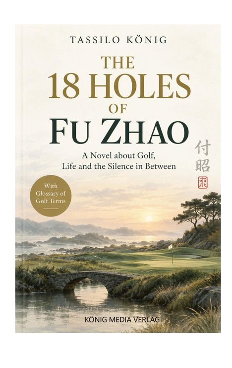 „Tassilo König: The 18 Holes of Fu Zhao. A Novel about Golf, Life and the Silence in Between.“ Ein Golfplatz im Sonnenuntergang.