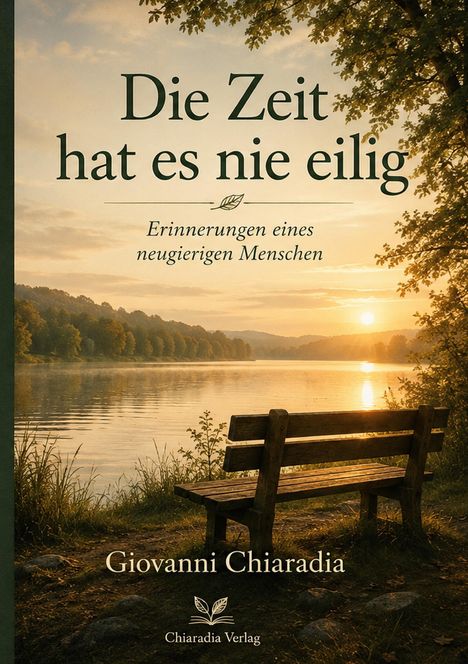 „Die Zeit hat es nie eilig“ von Giovanni Chiaradia. Eine Bank am See bei Sonnenuntergang, umgeben von Bäumen.