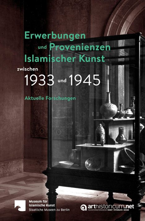 "Erwerbungen und Provenienzen Islamischer Kunst zwischen 1933 und 1945. Aktuelle Forschungen." Vitrine mit Keramiken.