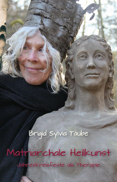 Brigid Sylvia Täube, Matriarchale Heilkunst: Jahreskreisfeste als Therapie. Eine Frau mit Baumrinde-Hut neben Tonfigur.