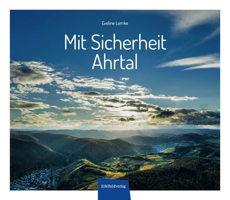„Eveline Lemke, Mit Sicherheit Ahrtal, Eifelbildverlag.“ Unter einem weitläufigen Himmel erstreckt sich eine bergige Landschaft.