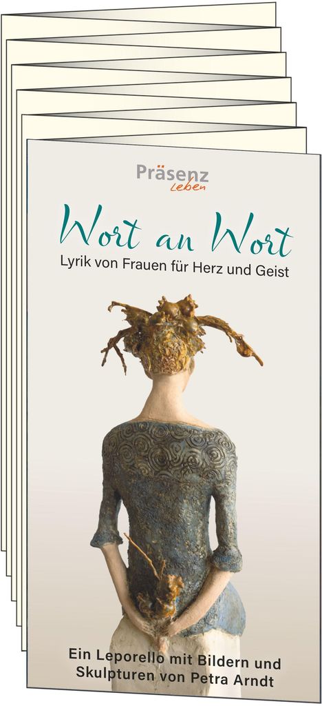 „Präsenz leben. Wort an Wort. Lyrik von Frauen für Herz und Geist. Ein Leporello mit Bildern und Skulpturen von Petra Arndt.“ Eine Skulptur von hinten.