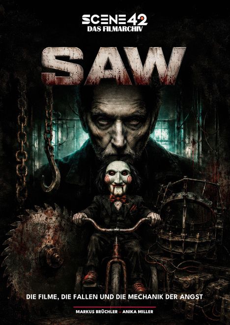 "SCENE 42 DAS FILMARCHIV", "SAW", "DIE FILME, DIE FALLEN UND DIE MECHANIK DER ANGST". Düsteres Porträt mit Puppe.