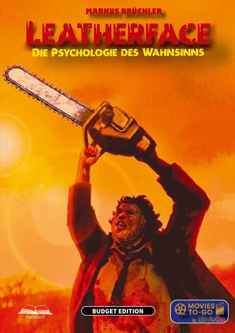 "LEATHERFACE: Die Psychologie des Wahnsinns", ein Mann hebt eine Kettensäge in warmer, orangefarbener Umgebung.