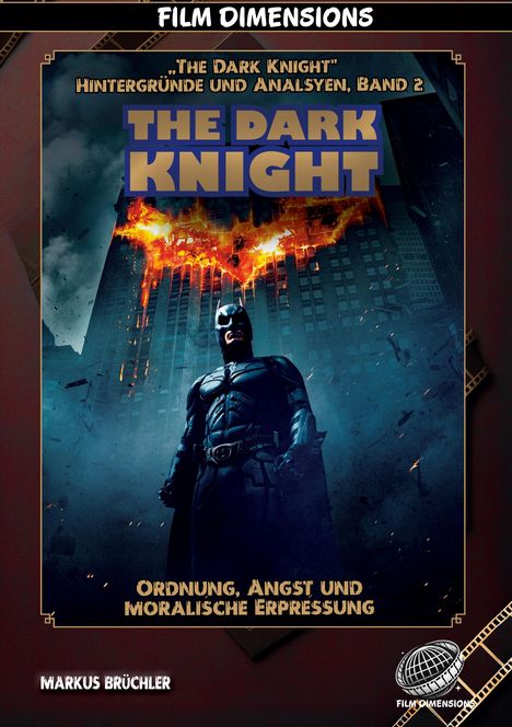 "The Dark Knight" in großen Buchstaben, darunter Batman vor einem brennenden Gebäudelogo, düstere Stimmung.