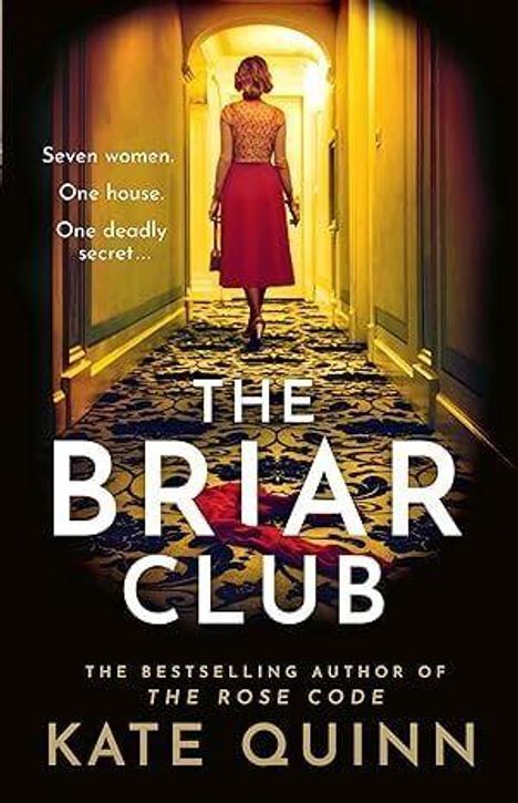Texte: „Seven women. One house. One deadly secret. THE BRIAR CLUB. THE BESTSELLING AUTHOR OF THE ROSE CODE KATE QUINN.” Eine Frau im Flur.