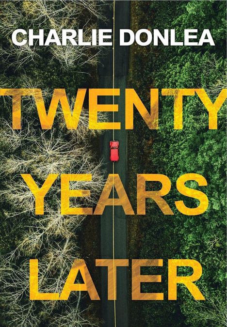 Text: "CHARLIE DONLEA" und "TWENTY YEARS LATER". Eine Luftaufnahme einer Straße durch einen Wald mit einem roten Auto.