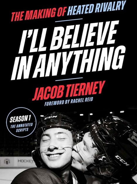 „THE MAKING OF HEATED RIVALRY“, „I'LL BELIEVE IN ANYTHING“, „JACOB TIERNEY“, „Season 1“, zwei Eishockeyspieler umarmen sich.