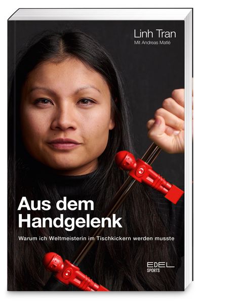 Auf einem Buchcover steht: "Aus dem Handgelenk. Warum ich Weltmeisterin im Tischkickern werden musste." Oben: "Linh Tran".