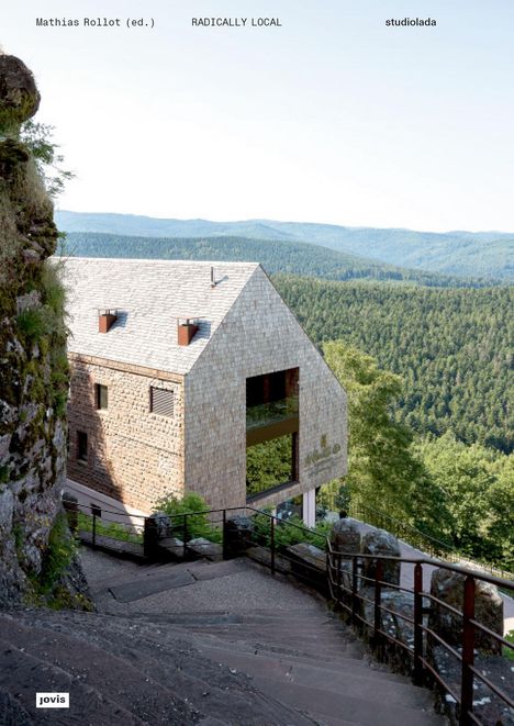 "Mathias Rollot (ed.), RADICALLY LOCAL, studiolada." Ein modernes Gebäude in einer bewaldeten Hügellandschaft.