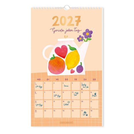 2027, Genieße jeden Tag. Ein Kalenderblatt mit bunten Illustrationen von Obst und Blumen auf einer Gießkanne.
