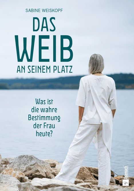 Text: "Das Weib an seinem Platz. Was ist die wahre Bestimmung der Frau heute?" Person in Weiß steht am Wasser.