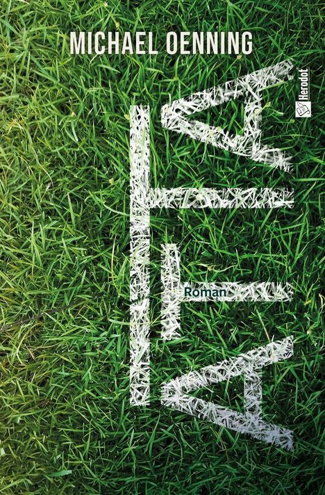 Text "MICHAEL OENNING", "NEUN", "Roman". Hintergrund aus grünem Gras mit weißen Linien wie auf einem Fußballfeld.