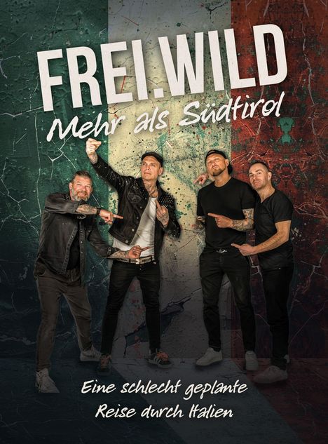 Text: "FREI.WILD Mehr als Südtirol. Eine schlecht geplante Reise durch Italien." Vier Männer vor einer Flagge, lachen und posieren.
