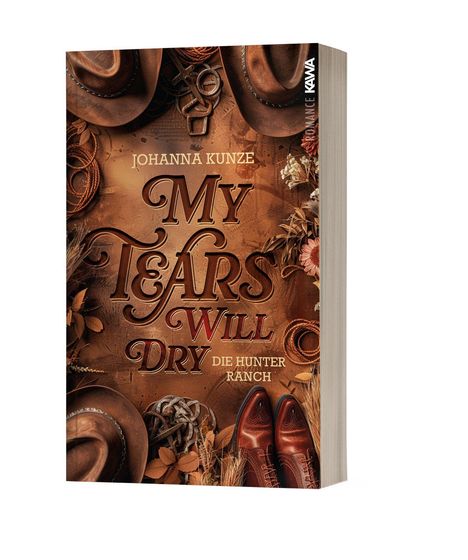 Auf braunem Hintergrund steht "JOHANNA KUNZE MY TEARS WILL DRY DIE HUNTER RANCH". Daneben sind Cowboyhüte, Seile und Stiefel.