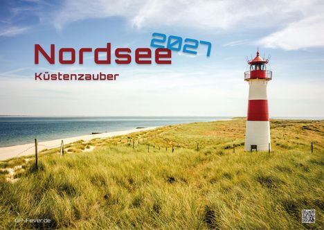 Text: "Nordsee 2027" und "Küstenzauber". Ein Leuchtturm auf einer grasbewachsenen Düne vor einem sandigen Strand und blauem Meer.