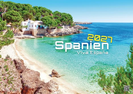 "Spanien 2027, Viva España." Ein malerischer Strand mit klarem Wasser, umgeben von Kiefern und einem weißen Haus.