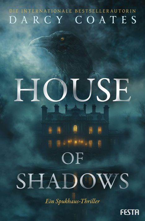 „HOUSE OF SHADOWS“; Oben ein großer Rabe, im Hintergrund ein dunkles Herrenhaus mit leuchtenden Fenstern im Nebel.