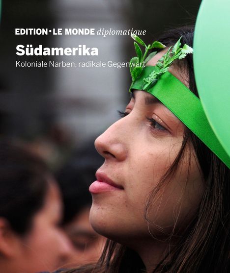 „Edition Le Monde diplomatique. Südamerika: Koloniale Narben, radikale Gegenwart.“ Profilbild einer Frau mit grünem Stirnband.