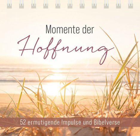 „Momente der Hoffnung“ steht groß, darunter „52 ermutigende Impulse und Bibelverse“. Sonnenaufgang am Strand, Gras im Vordergrund.