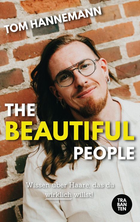 "THE BEAUTIFUL PEOPLE" in gelb. Darunter ein lächelnder Mann mit Brille vor einer Ziegelwand. Text unten: Haarwissen Versprechen.