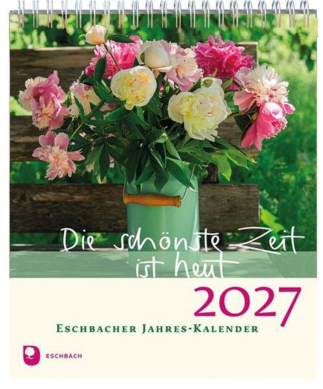 „Die schönste Zeit ist heut“ steht über einem grünen Krug mit bunten Pfingstrosen. Darunter „2027 Eschbacher Jahres-Kalender“.