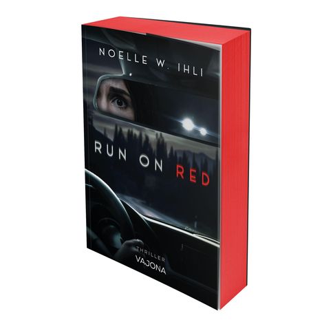 Texte: "NOELLE W. IHLI", "RUN ON RED", "THRILLER", "VAJONA". Schwarzes Cover, Blick durch Rückspiegel, roten Buchschnitt.
