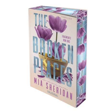 „The Broken Places“ von Mia Sheridan, Thriller, violette Blumen in einer zersprungenen Vase.