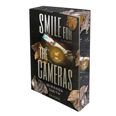 "SMILE FOR THE CAMERAS" von Miranda Smith, Thriller. Ein 3D-Buchcover mit Kamera und herbstlichen Blättern.