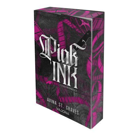 "PINK INK" in silberner Schrift, darunter "A DARK ROMANCE". Künstlerisch gestalteter Hintergrund mit pinken Filmstreifen.