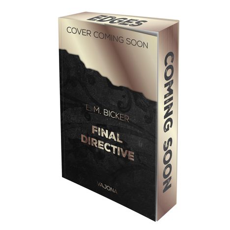 "Draußen: 'EDGES', 'COVER COMING SOON'. Vorne: 'L. M. BICKER', 'FINAL DIRECTIVE', 'VAJONA'. Schwarz-goldenes Buchdesign."