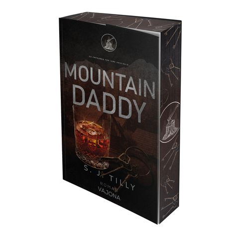 "Mountain Daddy" von S.J. Tilly, Roman. Dunkles Cover mit einem Glas Whiskey und alten Schlüsseln.