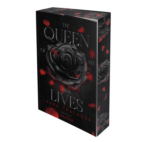 Der Text lautet: "The Queen of All That Lives, Laura Thalassa, Roman Vajona". Eine schwarze Rose mit roten Akzenten.