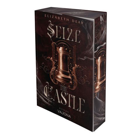 „ELIZABETH DEAR, SEIZE THE CASTLE, ROMAN VAJONA.“ Ein Schach-Turm in antikem Stil mit filigranen Ornamenten.