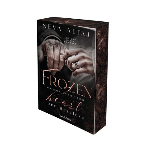 "Neva Altaj. Frozen Heart. Der Herzlose. Hände mit Ringen, schwarzer Hintergrund mit dunklen Blumenmustern an den Seiten."