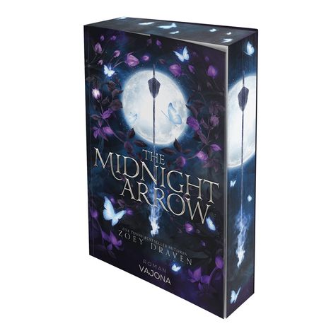 "The Midnight Arrow" von Zoey Draven. Ein Pfeil vor einem Vollmond, umgeben von lila Blättern und blauen Schmetterlingen.