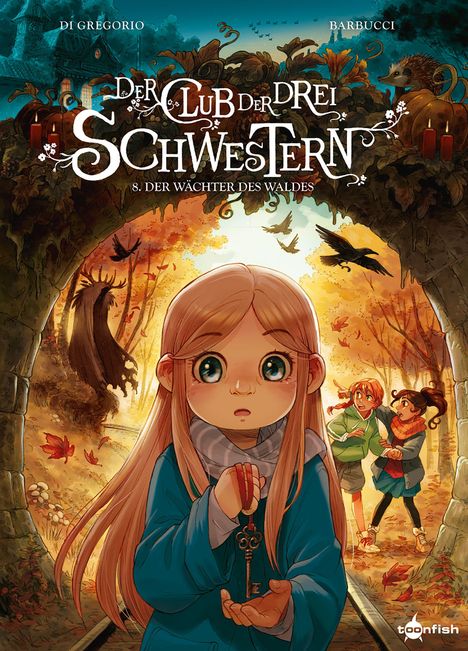 "Der Club der Drei Schwestern, 8. Der Wächter des Waldes." Ein Mädchen hält einen großen Schlüssel, Herbstkulisse.