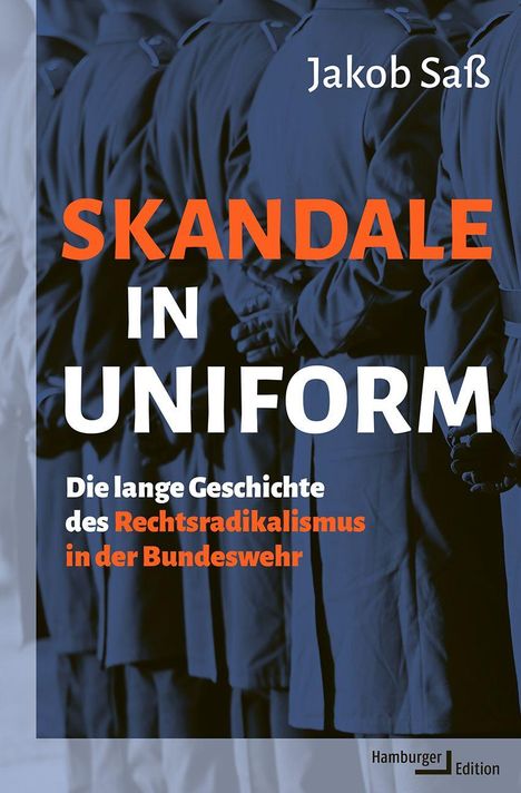 „SKANDALE IN UNIFORM“ in großen, auffälligen Buchstaben. Hintergrund: Soldaten in grauen Uniformen von hinten.