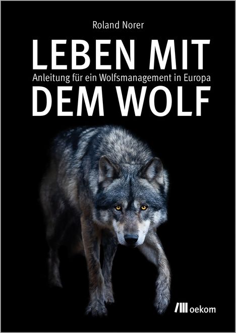 „Leben mit dem Wolf“ von Roland Norer. Ein Wolf steht vor einem schwarzen Hintergrund.