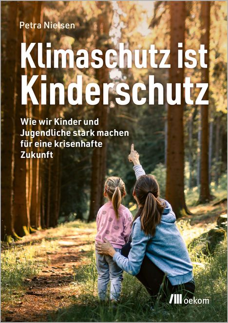 "Klimaschutz ist Kinderschutz. Wie wir Kinder und Jugendliche stark machen für eine krisenhafte Zukunft." Eine Frau zeigt im Wald einem Kind etwas.