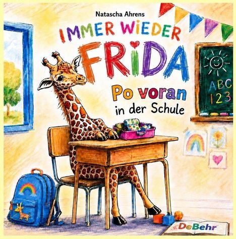 „Immer wieder Frida: Po voran in der Schule“. Eine illustrierte Giraffe sitzt an einem Schreibtisch, mit Schulranzen.