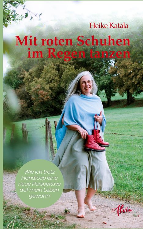 Heike Katala: "Mit roten Schuhen im Regen tanzen". "Wie ich trotz Handicap eine neue Perspektive auf mein Leben gewann." Eine lächelnde Frau läuft barfuß über einen Feldweg und hält rote Schuhe.