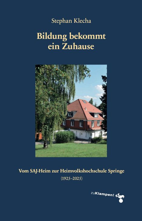 Text: "Stephan Klecha, Bildung bekommt ein Zuhause, Vom SAJ-Heim zur Heimvolkshochschule Springe (1925–2025), zuKlampen!" 
Ein Haus mit rotem Dach und grünem Baum im Vordergrund.
